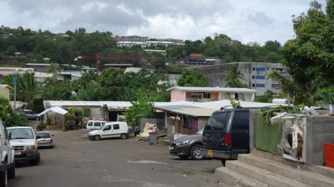 Quartier prioritaire de la politique de la ville de Fautaua Val à Pirae (agglomération de Papeete, Tahiti).